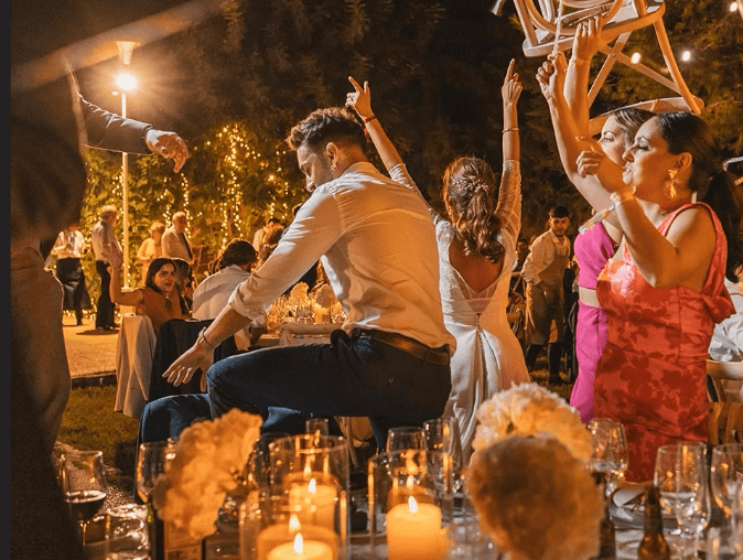 ambiente de fiesta de los invitados bailando en finca El Bosco Murcia