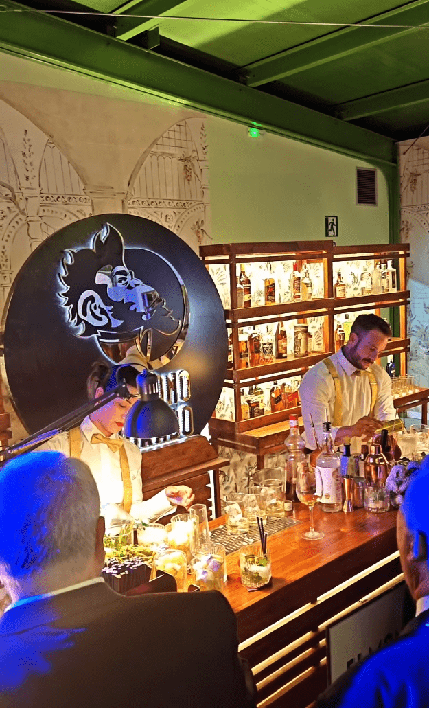 barra de gin tonics preparados en finca El Bosco Murcia