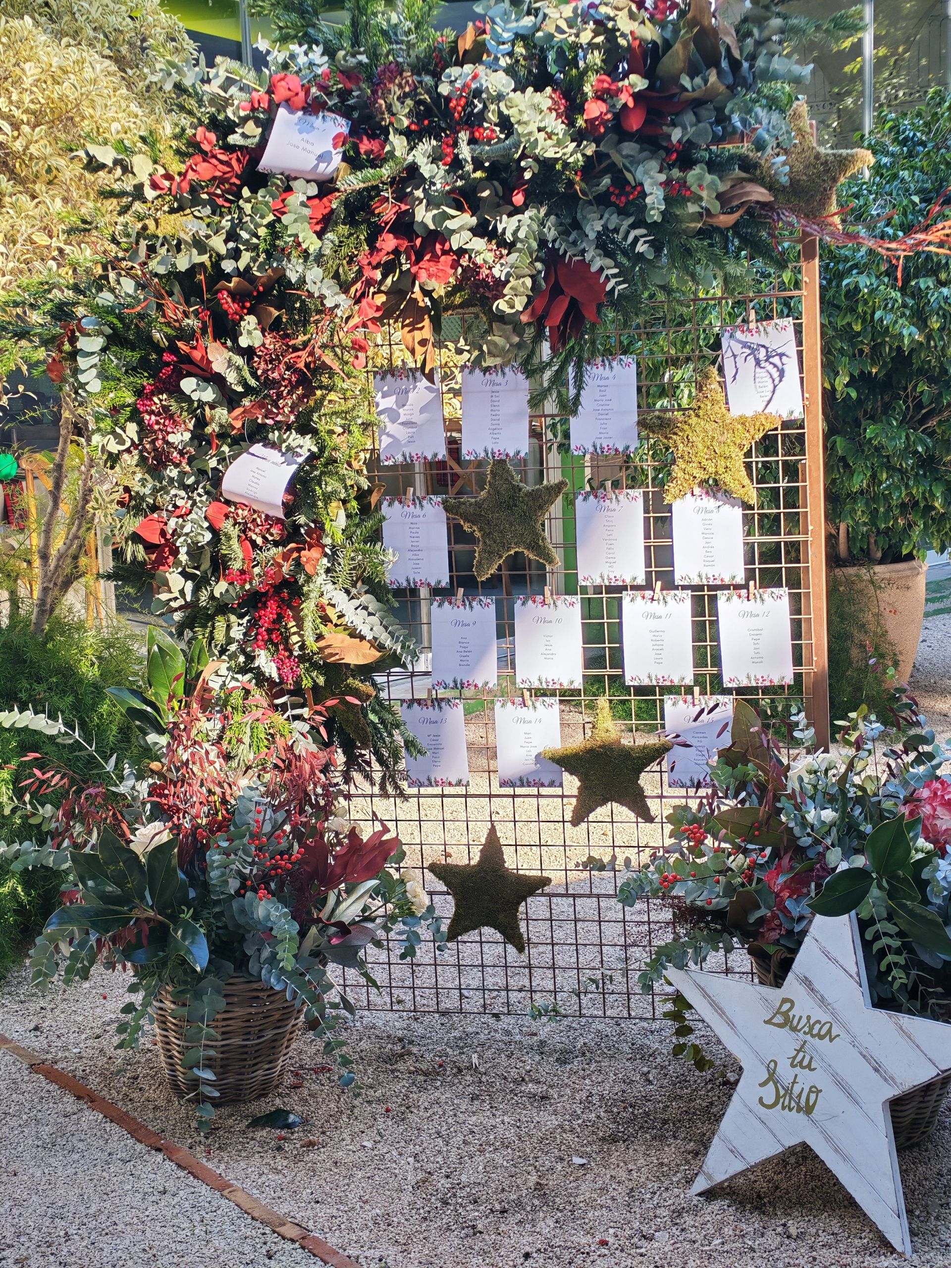Seating plan boda de madera y flores en el jardín