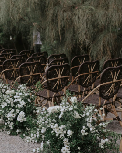 Montaje de ceremonia al aire libre en los jardines de Finca El Bosco